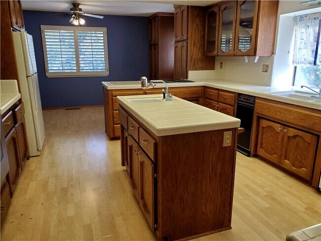 Building Photo - 7224 Pine Grove Way