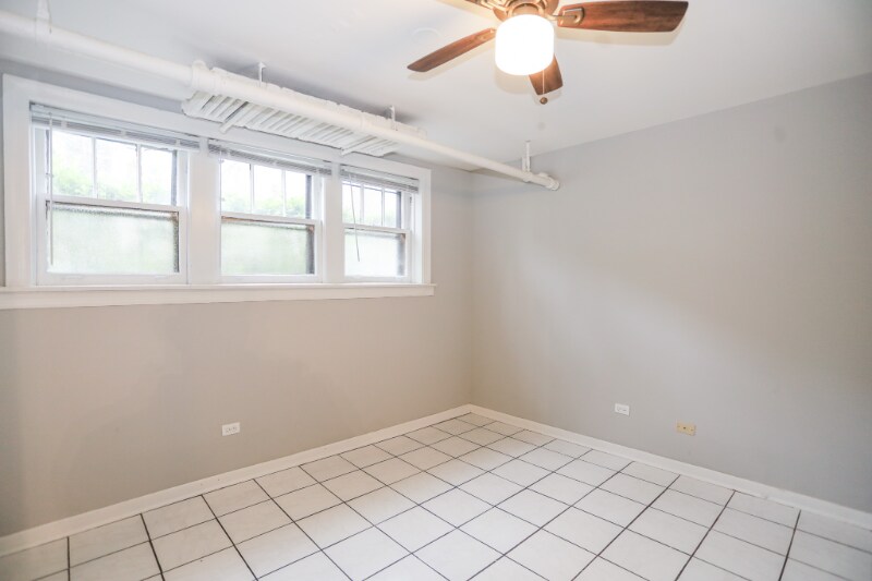 Primary Photo - 1342 W Foster Ave