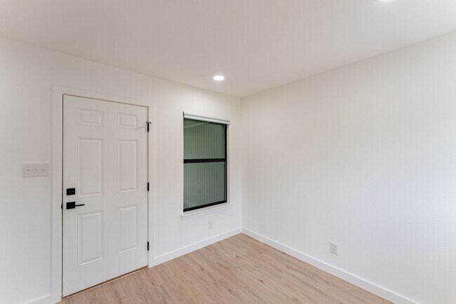 Building Photo - Incredible Windsor Park location right in the heart of Austin!