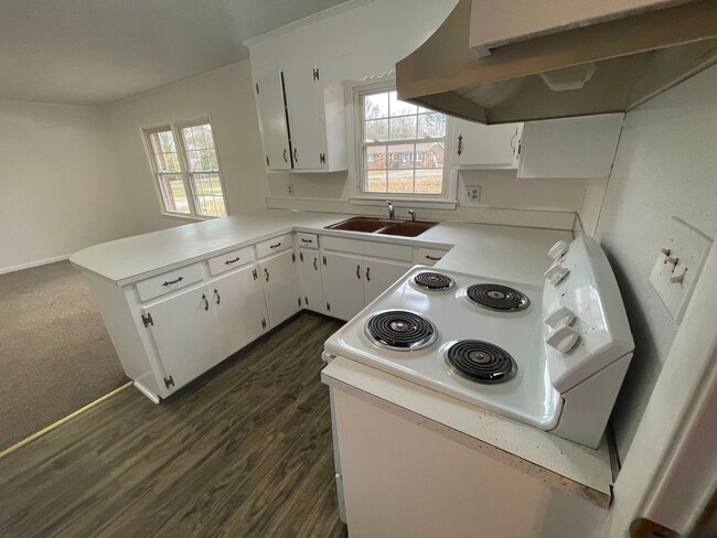 Building Photo - 3 bedroom 1.5 bath house available.   Pet friendly!