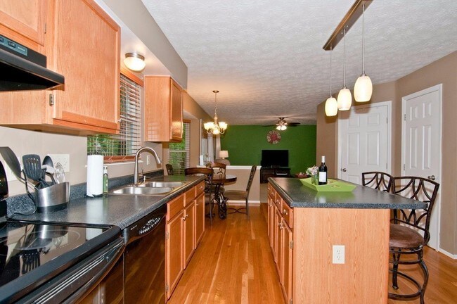 kitchen - 1343 Sprucewood Ct