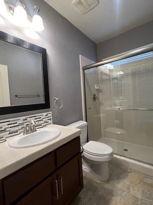 Building Photo - STUNNING & SPACIOUS 4 BEDROOM IN W. ROSEVI...