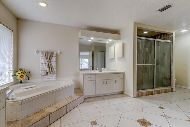 Building Photo - 9401 Woodbay Dr