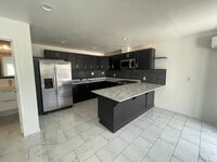Building Photo - 2 bedroom 2 full bathrooms - Centrally loc...