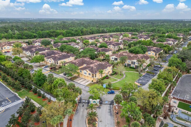 Building Photo - Spacious 3/2 Condo in the Gated Oakwater Community with Single Car Garage! Brand new carpets and ...