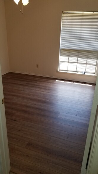 Large guest bedroom - 509 Cedar Elm Ln