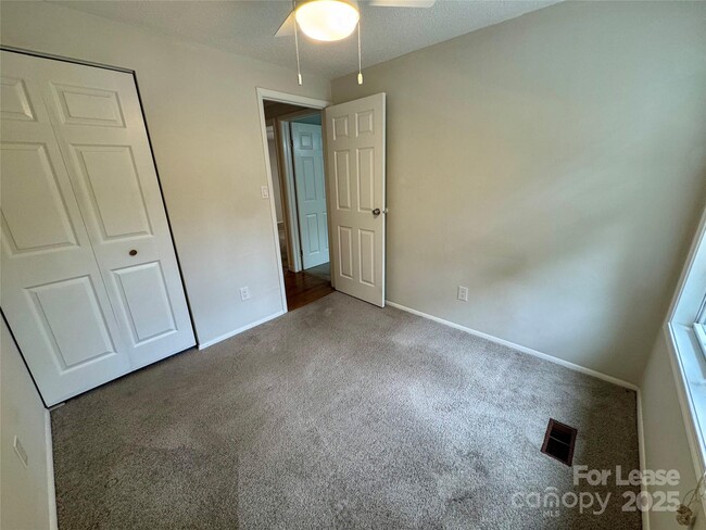Building Photo - 707 Regency Dr