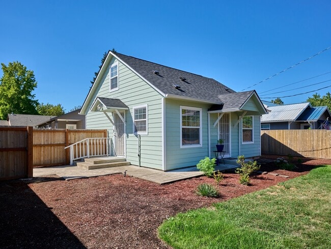 Building Photo - 1212 Alder Dr NE
