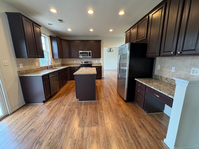 Building Photo - 105 Fredericksburg Dr