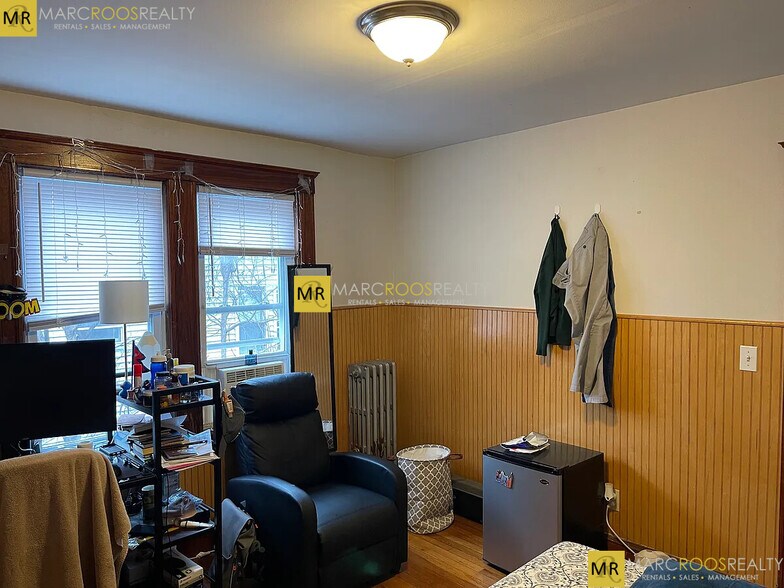 Building Photo - 2 Mission St