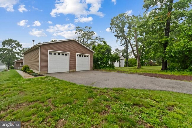 Building Photo - 332 Riverside Dr