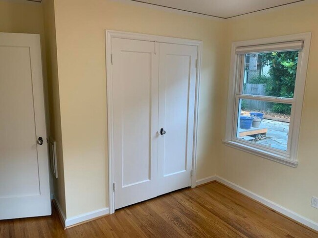 Building Photo - Impecable Remodel of Historic Eastmoreland Gem