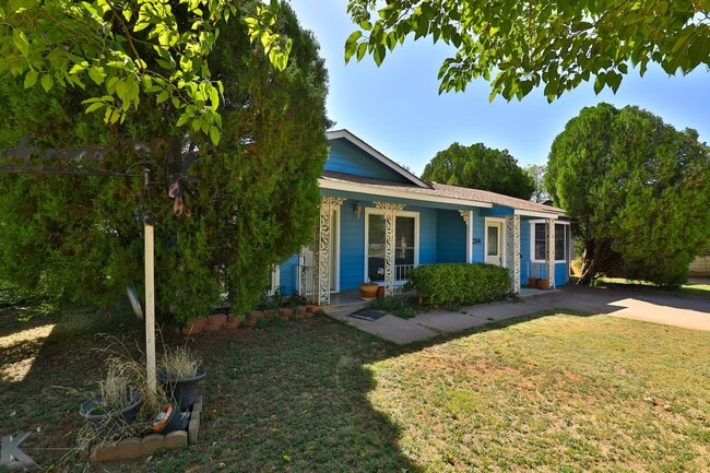 Building Photo - 3 bed/1.5 bath, 2 living home
