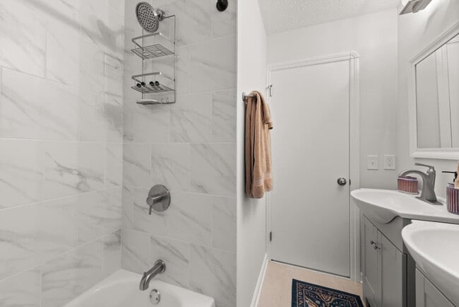 Building Photo - 6430 Olde York Rd