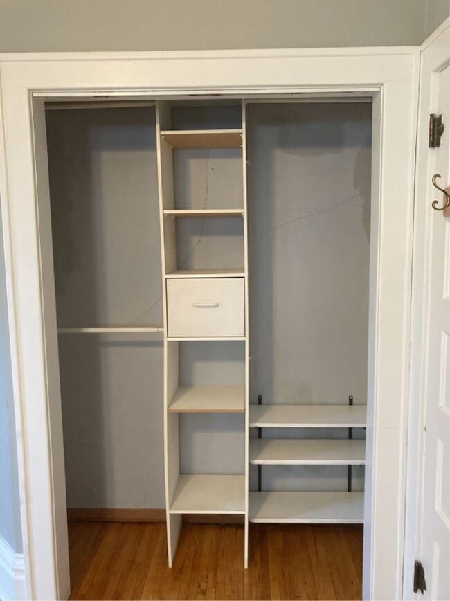 Building Photo - AVAILABLE JUNE - 4 Bed 1.5 Bath Spacious Home