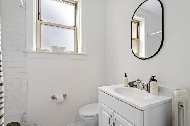 Building Photo - 3553 N Racine Ave