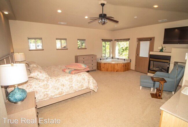 Building Photo - 4 br, 3.5 bath House - 243 E Jeffrey Pine Rd