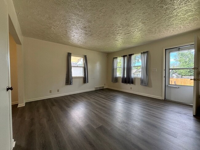 Building Photo - 3 Bedroom House Available Now!!