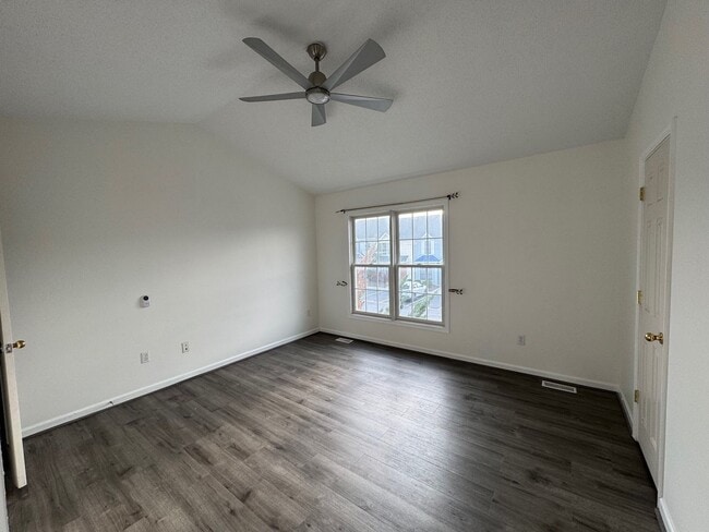 Building Photo - 3 Bedroom 2.5 Bath Townhouse with Full Unf...