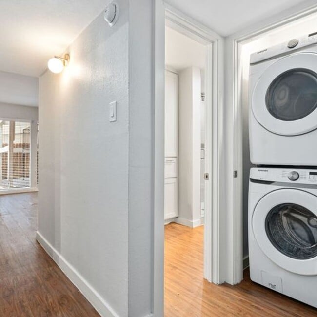Interior Photo - Dream Montrose - 2008 Colquitt Street