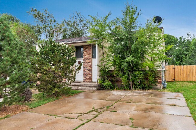 Building Photo - Spacious West Valley Duplex