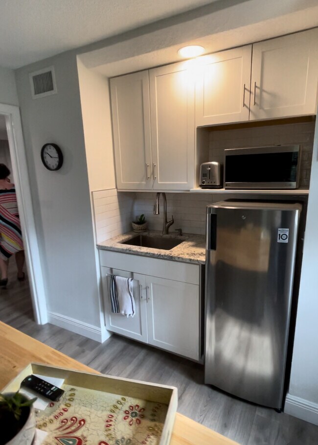 Building Photo - 1430 Lake Weldona Dr