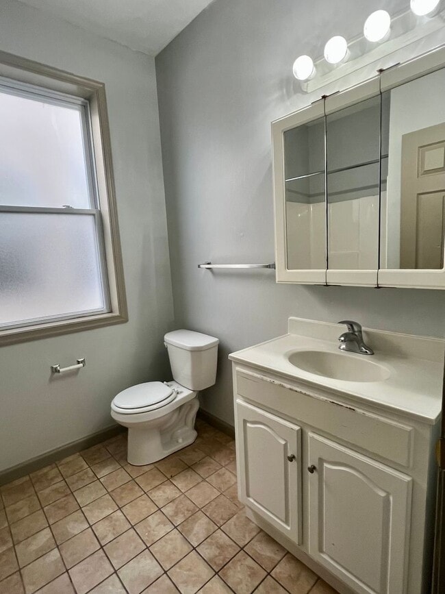 Building Photo - Stunning 6-Bedroom Townhome Steps Away from Temple! Available NOW! RENT SPECIAL - One Month FREE ...