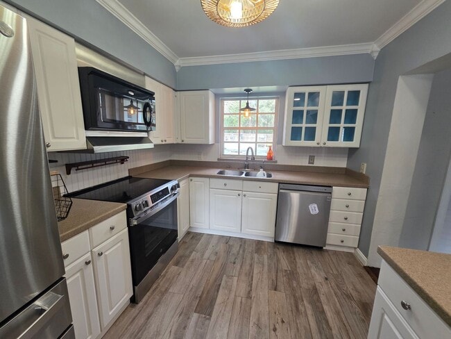 Building Photo - Spacious 5 Bedroom Home with Pool in Crystal Lake Homesites