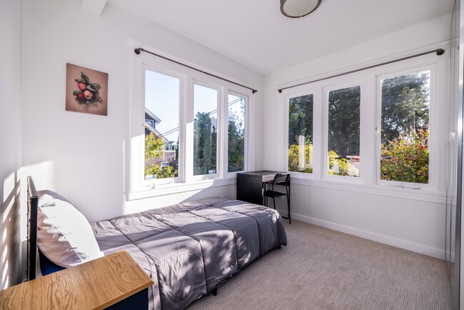 Primary Photo - 2832 Derby St