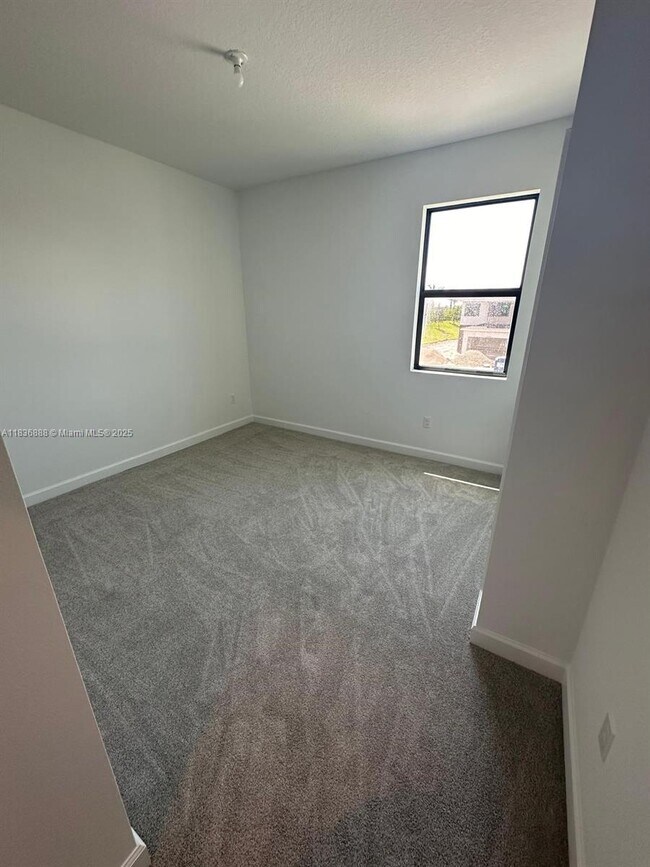 Building Photo - 14051 SW Thorens Dr