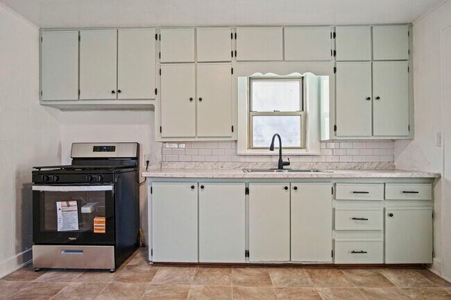 Building Photo - 1524 NE 8th St