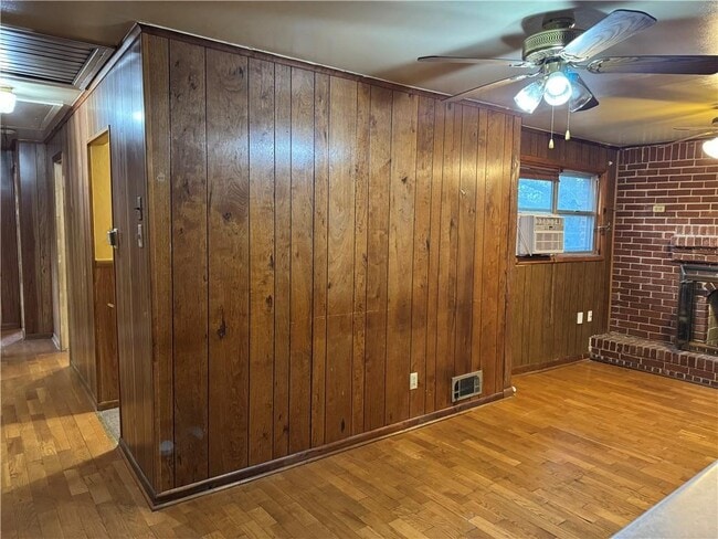 Building Photo - 556 Lamar Dr