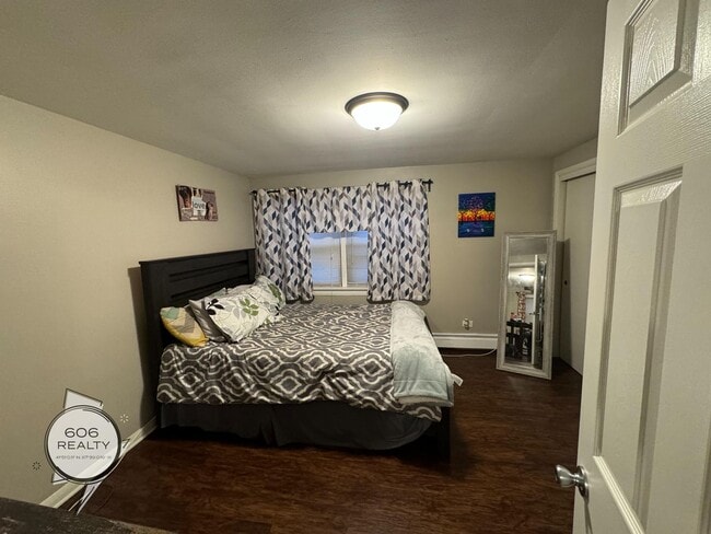 Building Photo - Updated Berwyn Unit with Heat Included!