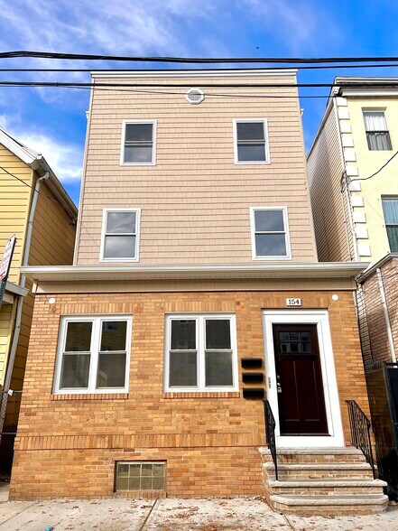Building Photo - 154 Garside St