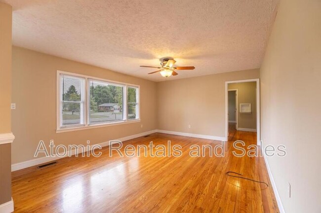 Building Photo - 815 Julianne Dr