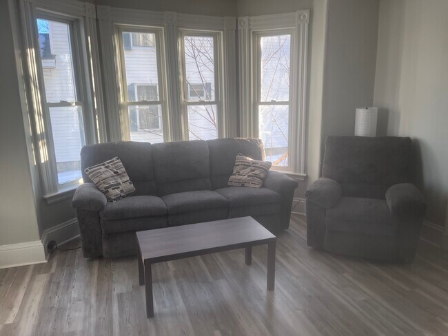 Building Photo - 147 Grove St