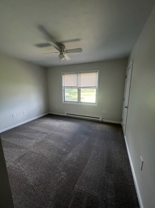 Building Photo - Gorgeous Renovated Townhouse!