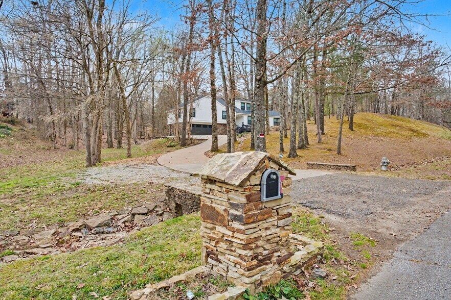 Building Photo - 9345 Rocky Woods Dr