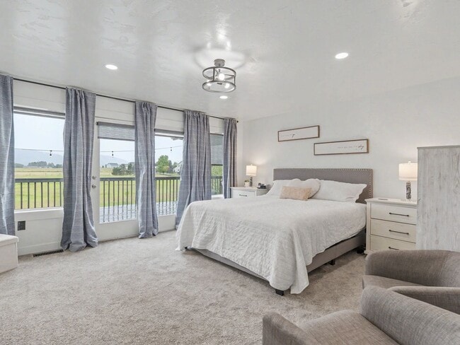 Building Photo - Spacious Furnished Home with Mountain Views and Room to Enjoy