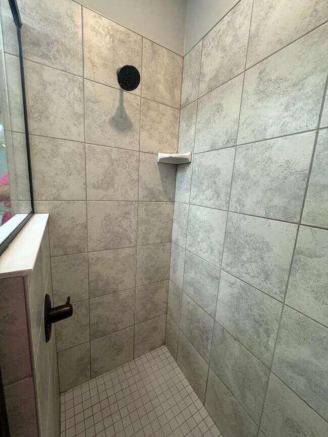 Building Photo - 3 Bed + Den with 2 Baths & 2 Car Garage