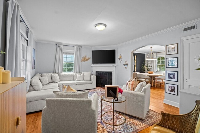 Building Photo - Downtown Townhouse Available 1 Nov 25!