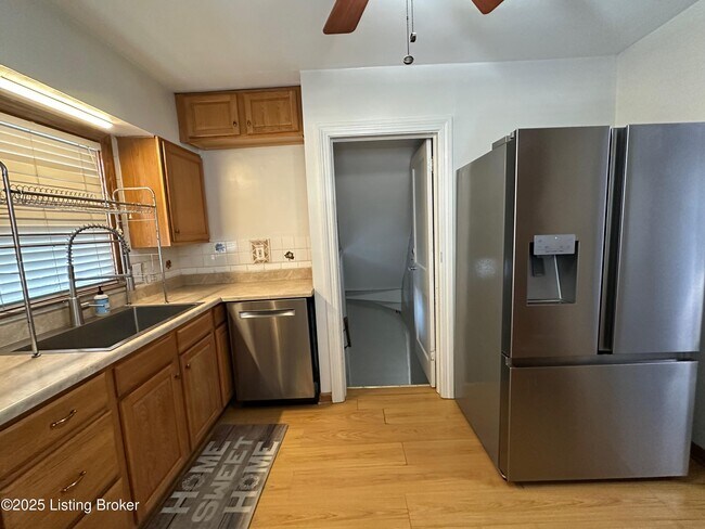 Building Photo - 332 E Esplanade Ave