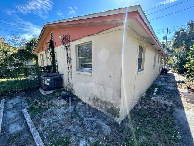 Building Photo - 1016 E Seneca Ave