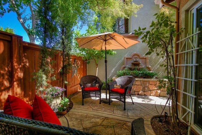 Building Photo - Immaculate Modern Townhouse in Sought-Afte...