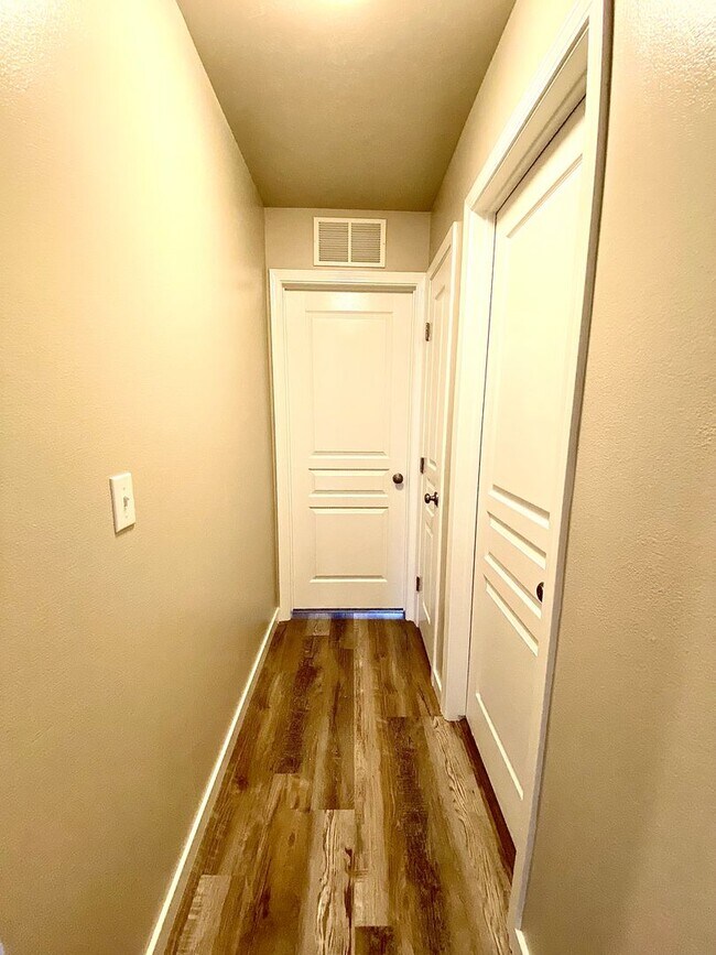 Building Photo - 4 Bedroom + Bonus with 2 baths available 8/22