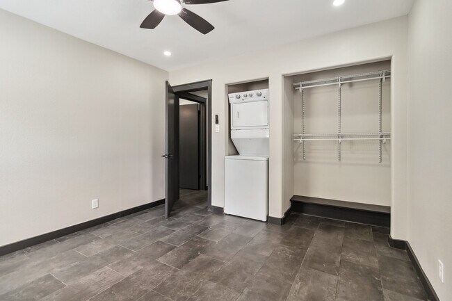 Building Photo - 634 Flatrock Dr