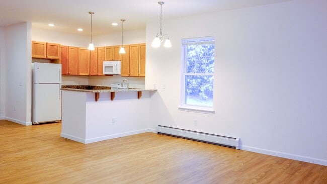 Building Photo - 2 bed, 1 bath apartment with washer and dryer included