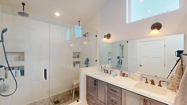 Building Photo - Beautiful home In Eastside Costa Mesa