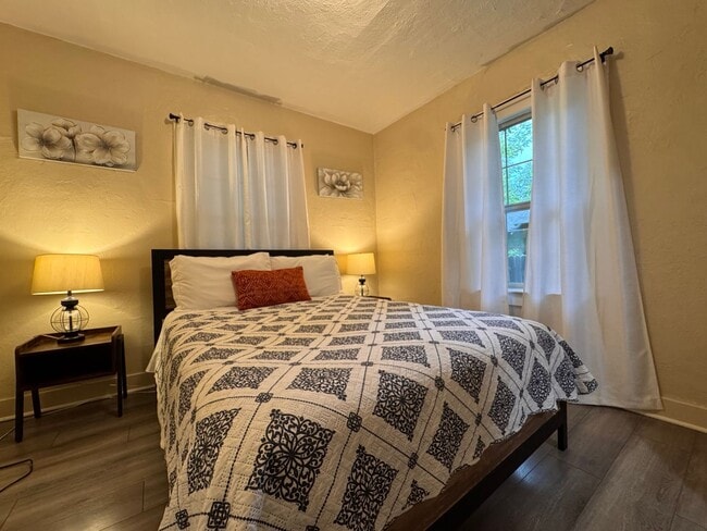 Building Photo - FULLY FURNISHED UNIT FOR RENT