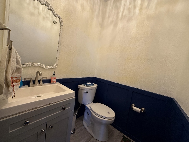 Building Photo - 4010 Crestwood Dr